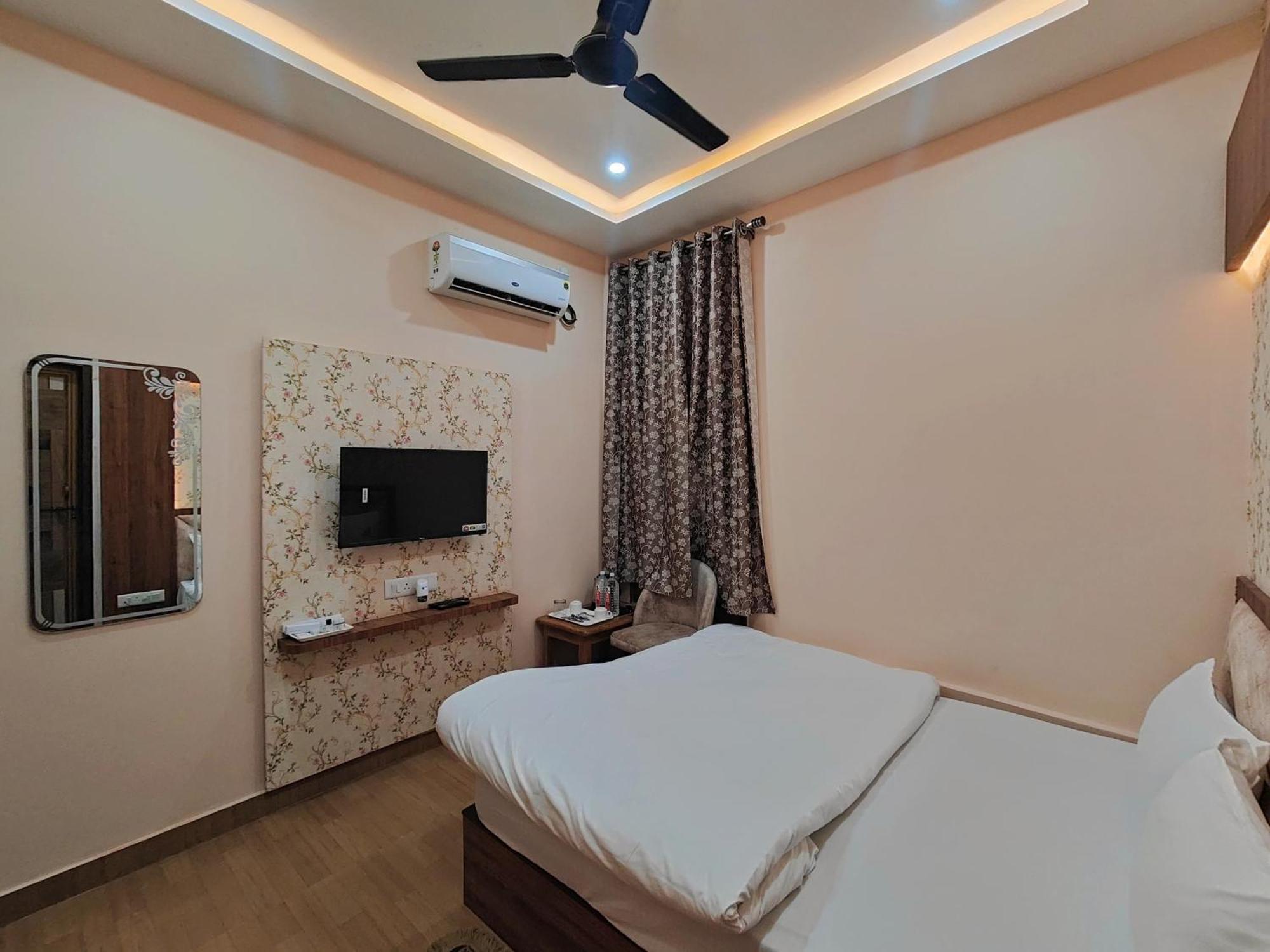Hotel Mangal Murti Варанаси Экстерьер фото